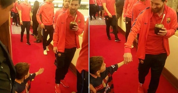 L'enfant afghan qui avait fait le buzz avec son tee-shirt de Messi en sac plastique a (enfin) pu rencontrer la star du FC Barcelone