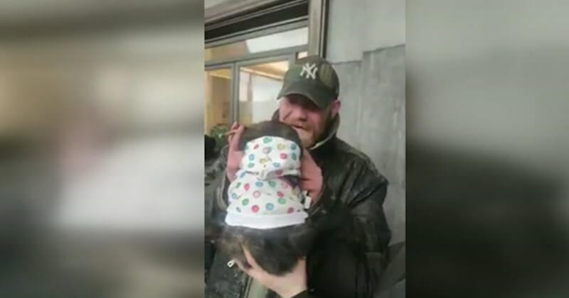 À Bruxelles, un SDF qui s'était fait voler son chien, reçoit un chiot de la part d'un groupe de jeunes