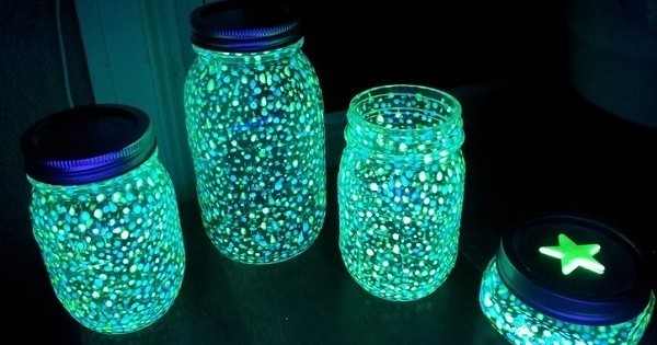 DIY : fabriquez des bocaux lumineux superbes pour éclairer les nuits de vos enfants s'ils ont peur du noir !