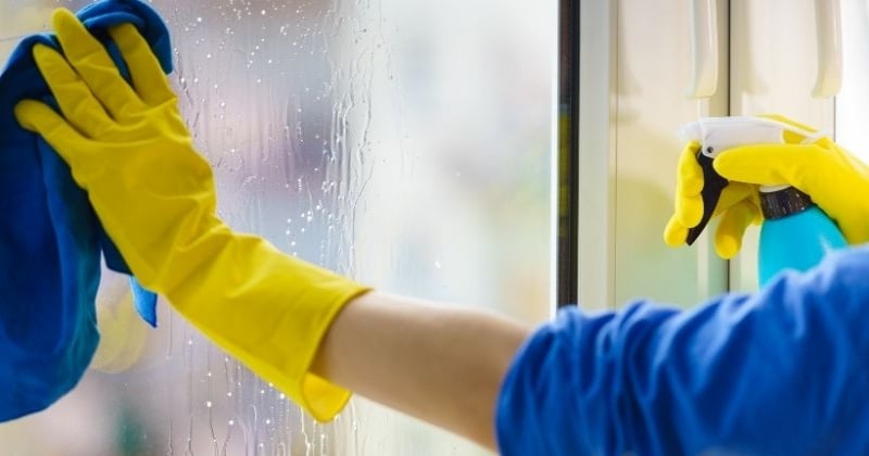 Comment nettoyer des vitres sales ?