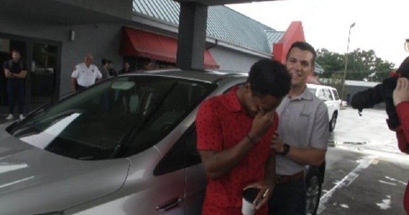 Impressionné par le courage de son nouvel employé, qui a marché des kilomètres pour arriver à l'heure, il lui offre une voiture