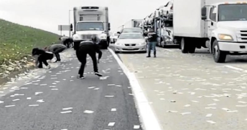 Une pluie de billets est tombée sur une autoroute provoquant la ruée des conducteurs pour les ramasser