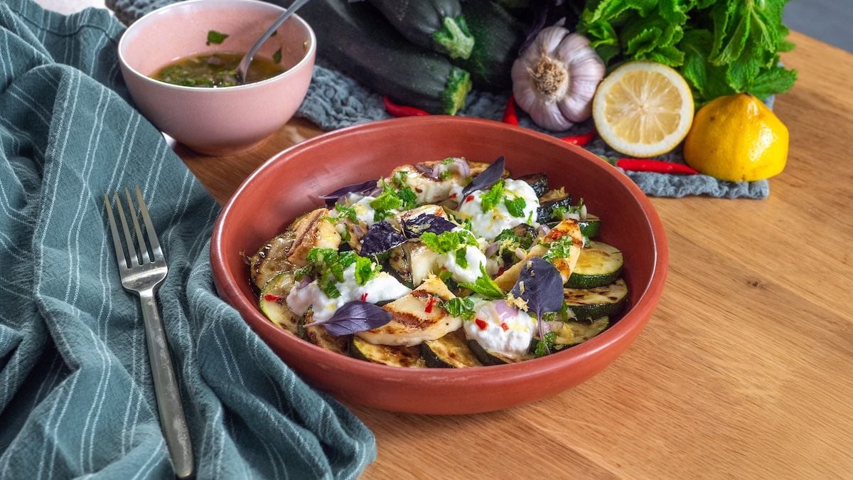 Voici votre nouvelle salade préférée de l'été avec des courgettes grillées et du halloumi, un pur délice !