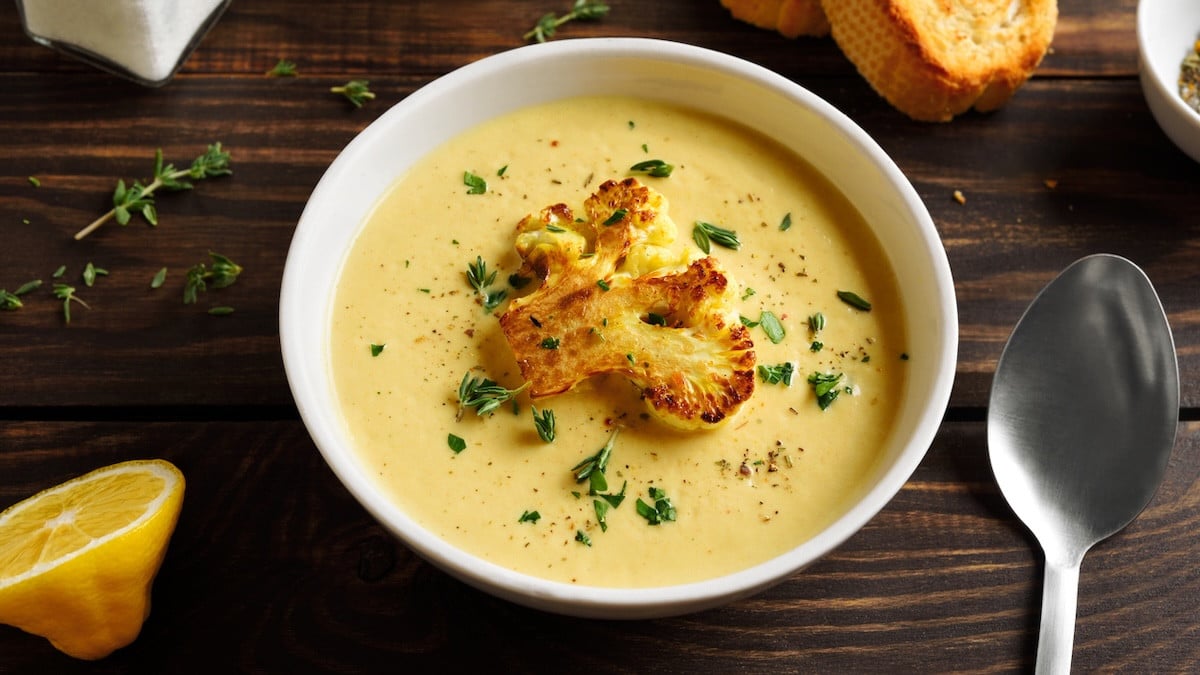Un velouté de chou-fleur et pommes de terre au curry aussi réconfortant qu'un câlin ? La recette toute douce et facile à faire