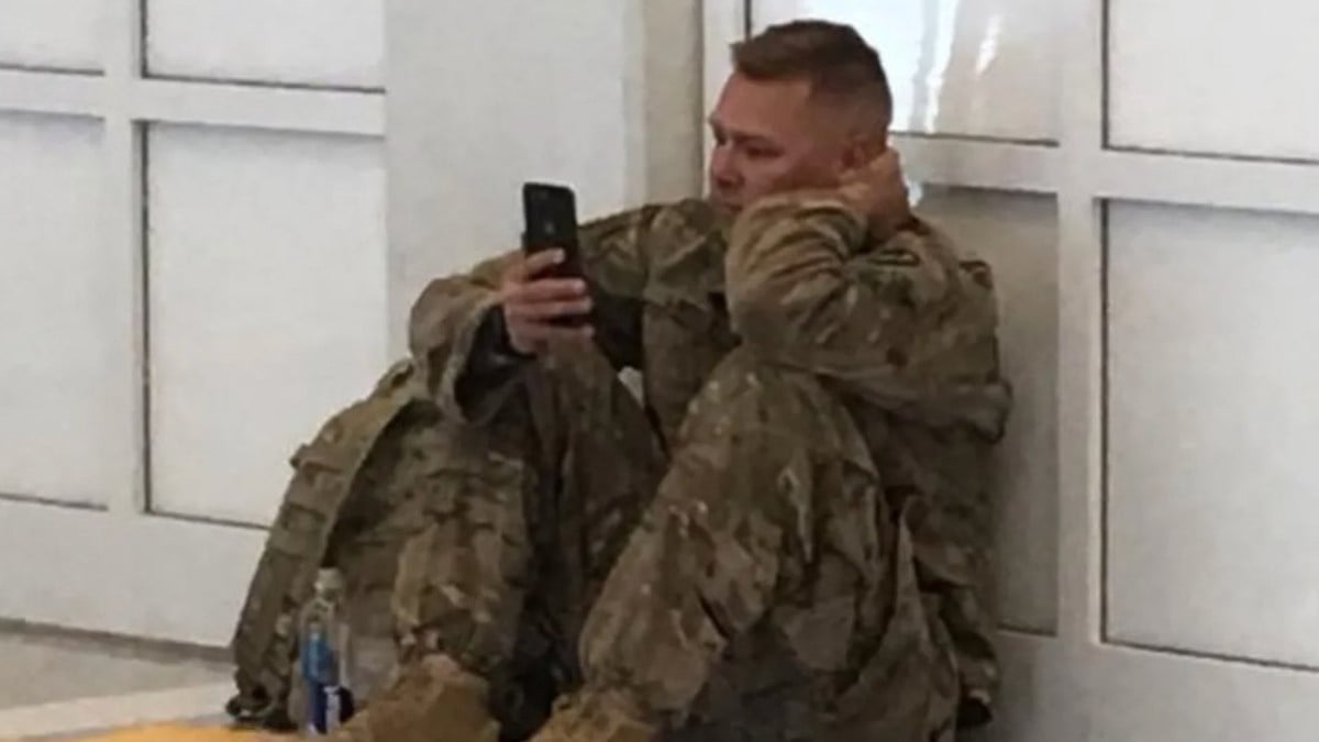 Un soldat américain assiste à la naissance de sa fille sur FaceTime, la photo fait le tour du monde