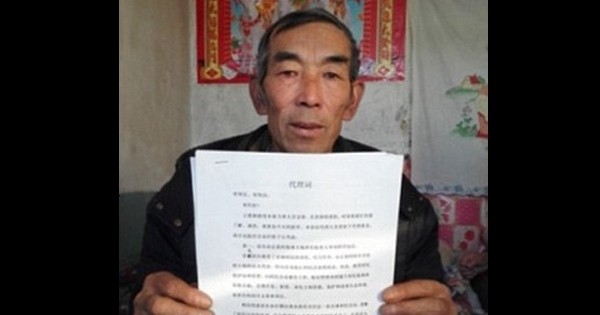En Chine, un paysan étudie pendant 16 ans la loi pour pouvoir faire un procès à la puissante compagnie d'industrie chimique qui a pollué ses terres