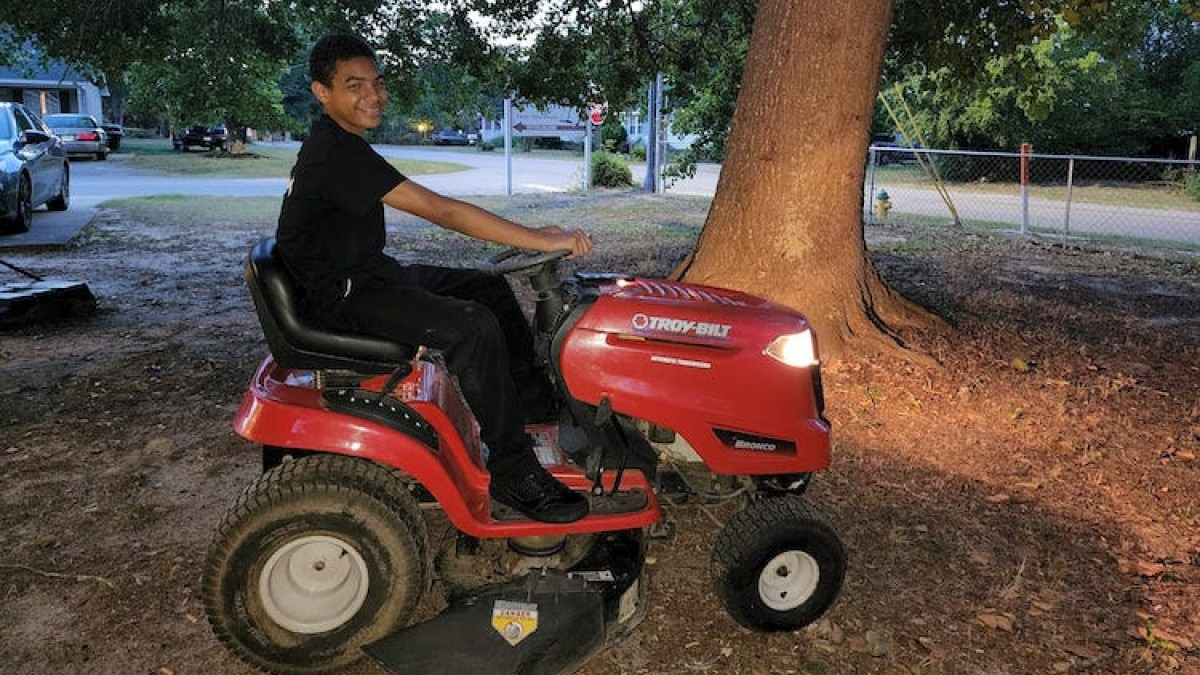 Tyce passe la tondeuse