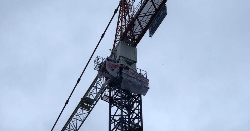 Le Mans : deux mères occupent une grue pour dénoncer la déscolarisation de leurs enfants handicapés