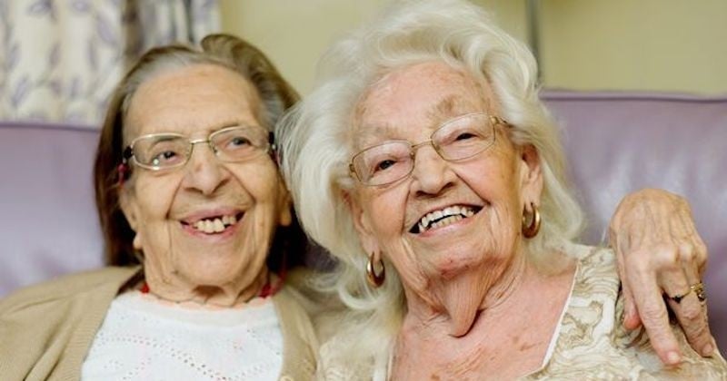 Une incroyable amitié longue de 80 ans les fait emménager dans la même maison de soins