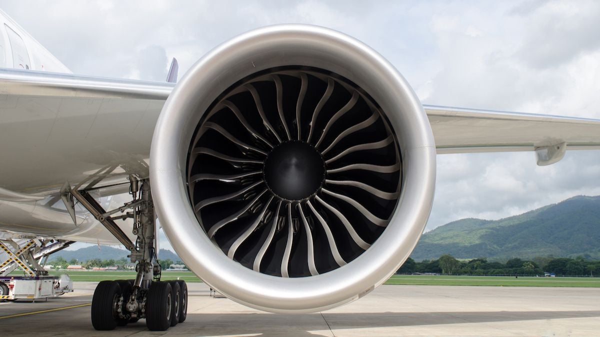 Un homme se jette devant un avion sur le point de décoller... et se fait aspirer dans le réacteur