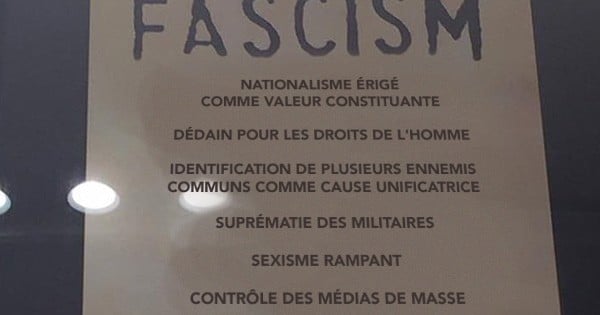 Aux États-Unis, une affiche du musée de l'Holocauste sur les « signes avant-coureurs du fascisme » est en train de devenir virale