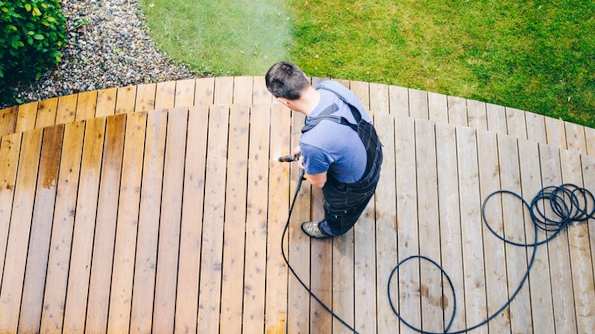 Une experte dévoile l'astuce miracle et pas cher pour rendre votre terrasse étincelante
