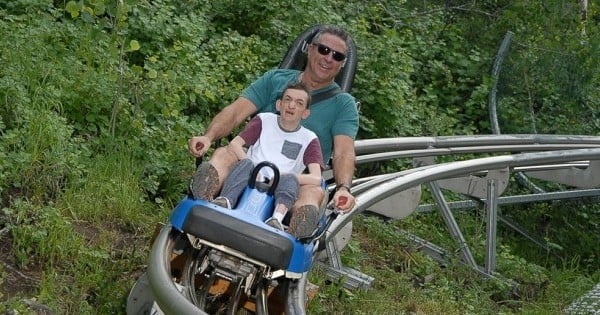 Ce papa fête de la façon la plus incroyable qui soit les 30 ans de son fils... qui n'était pas supposé vivre au-delà de ses 2 ans, selon les docteurs. Une belle revanche sur la vie !