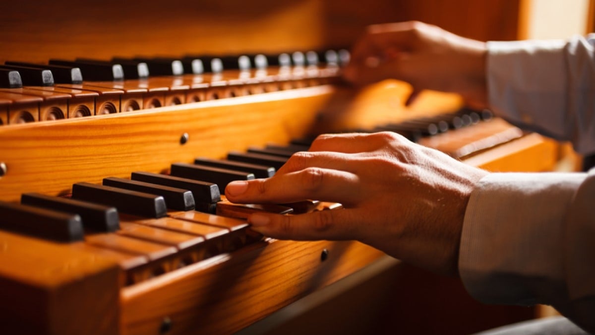 Aveugle, cet homme joue de l'orgue depuis près de 40 ans et en a fait son métier