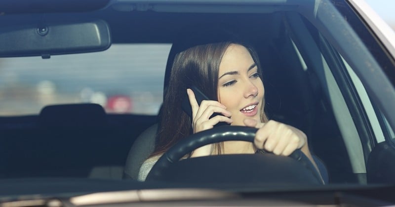 L'utilisation de votre téléphone en voiture pourrait vous coûter votre permis