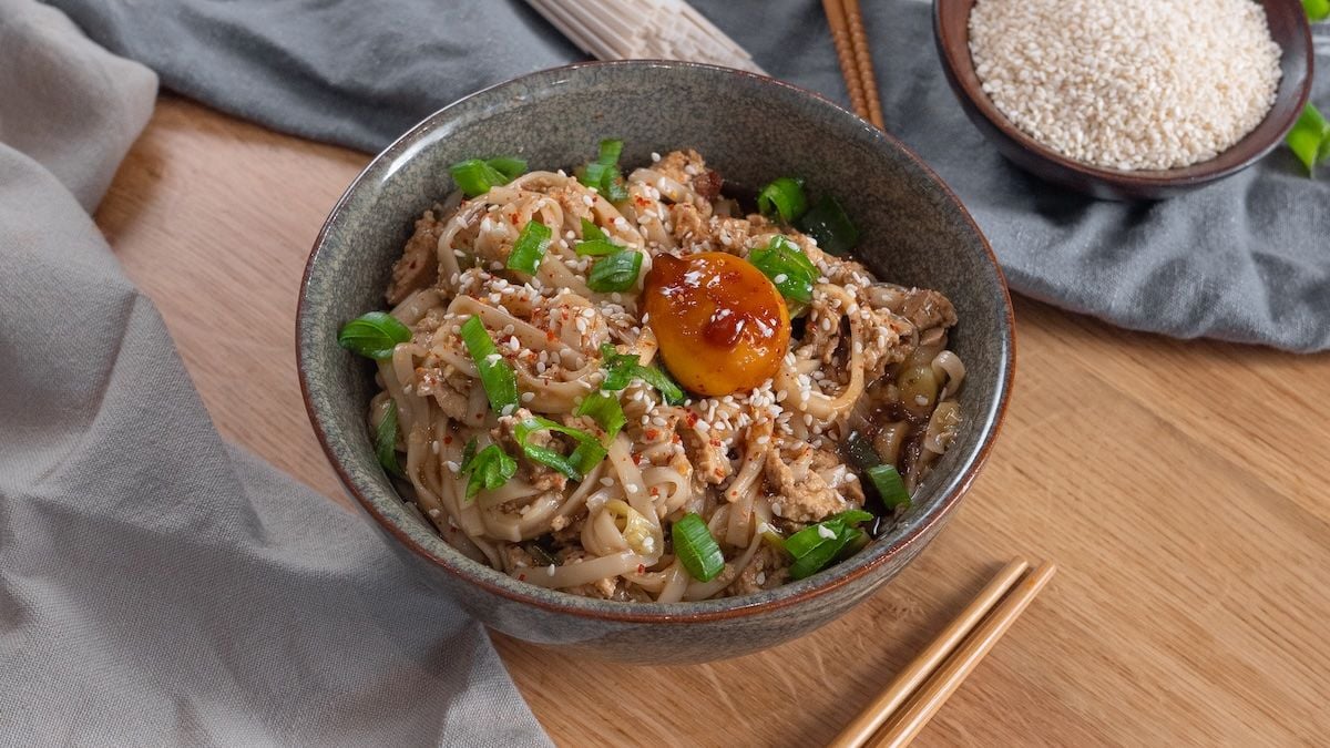 Arrêtez tout et venez vite découvrir notre recette de nouilles udon ultra-savoureuse !
