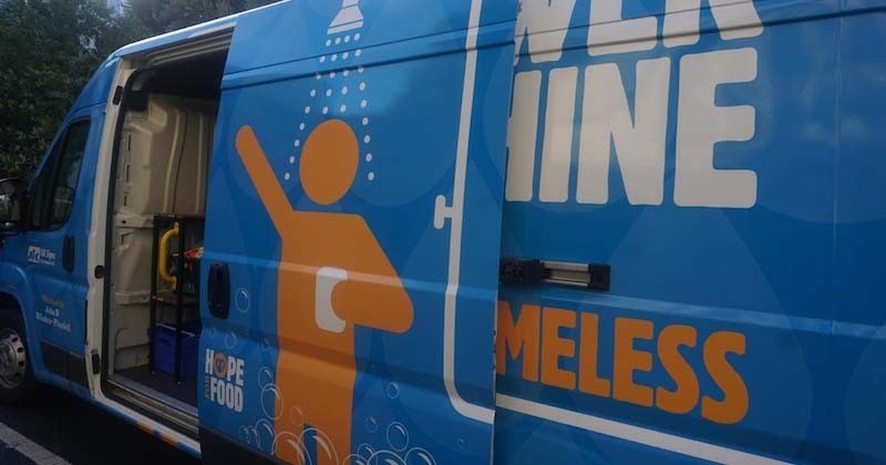 Une association anglaise dévoile la première douche mobile pour les sans-abri