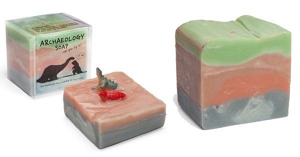 Ce savon qui imite les couches de sédiments révèle des dinosaures ! Le cadeau parfait pour tous les paléontologues amateurs