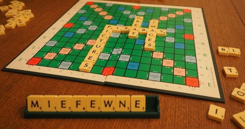 « Tafiole », « travelo », « gouine » ou « gogol »  : le Scrabble bannit 62 mots jugés offensants