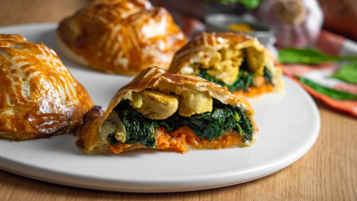 Ces tourtes aux épinards, poulet et patate douce feront sensation pour le dîner !