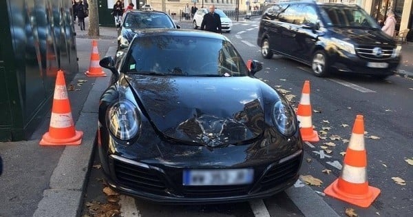 Il se gare sur une place réservée aux taxis et retrouve sa Porsche... explosée par les démineurs !