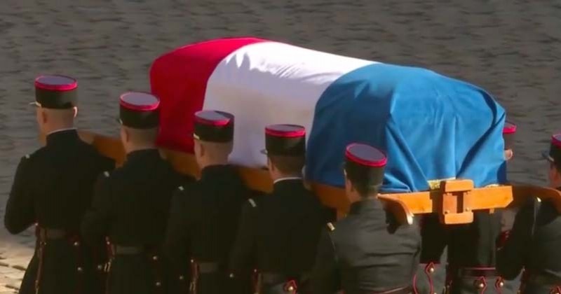 Charles Aznavour : hommage national rendu ce matin aux Invalides