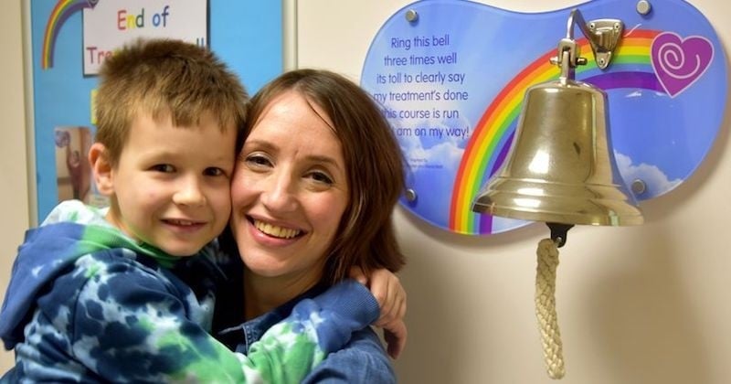 Tous les deux atteints du cancer, une femme et son fils guérissent ensemble