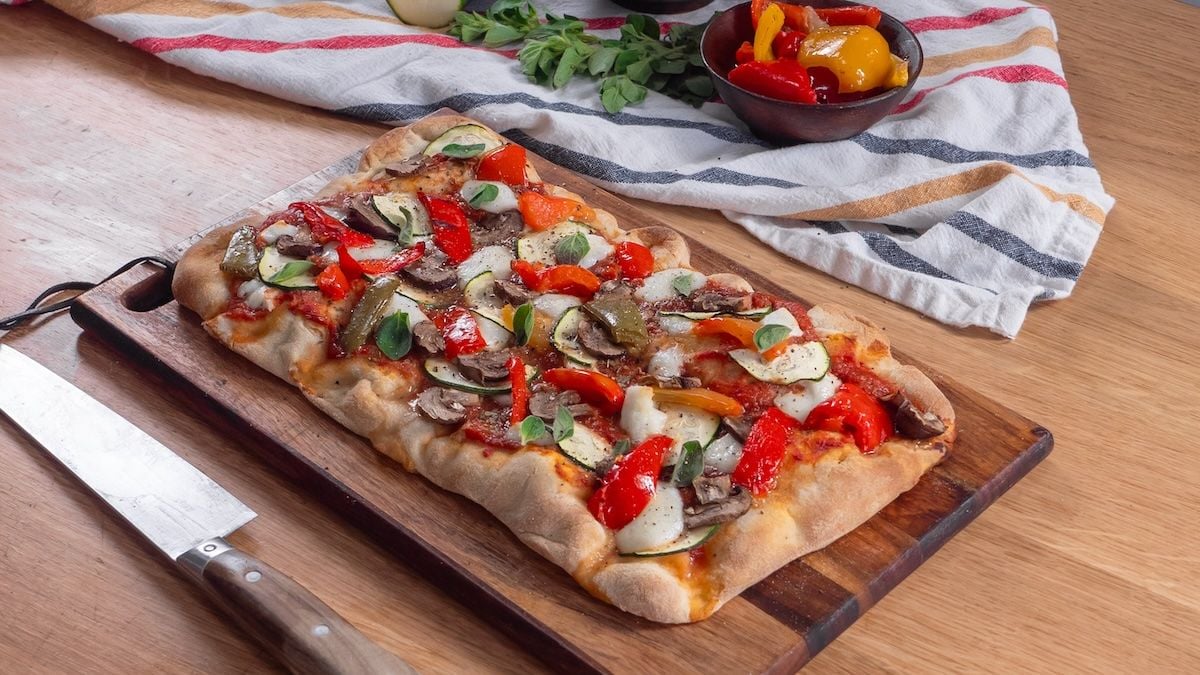 Pour un repas vite fait bien fait, choisissez notre pinsa aux légumes très gourmande !
