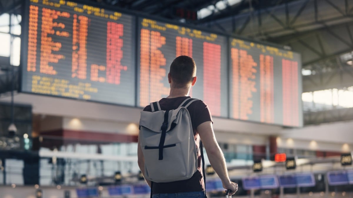 Un homme dans un aéroport