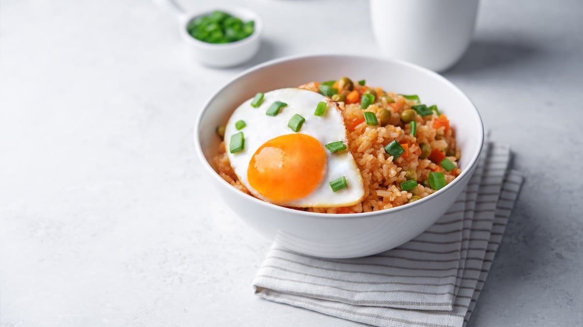 Riz croustillant aux légumes et oeuf au plat : la recette anti-gaspi vraiment délicieuse et pas chère