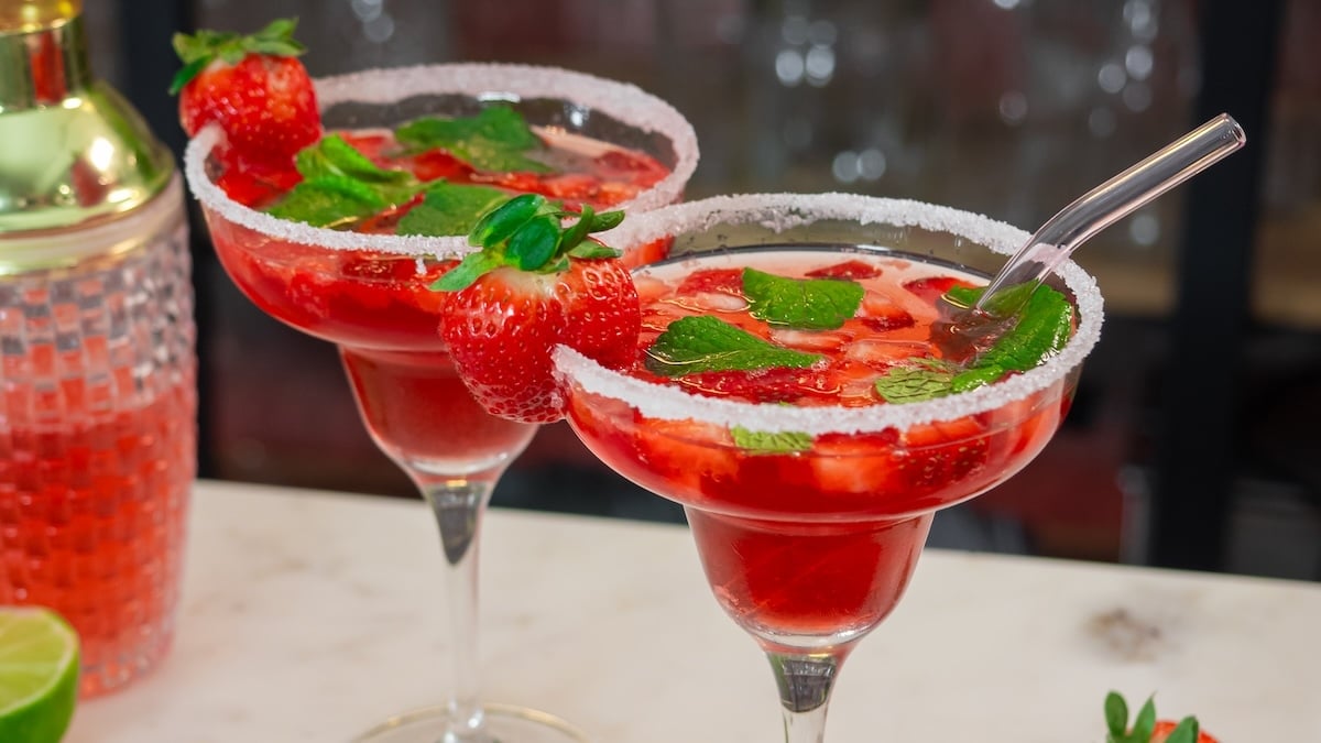 Ce cocktail pétillant à la fraise sent bon l'amour !