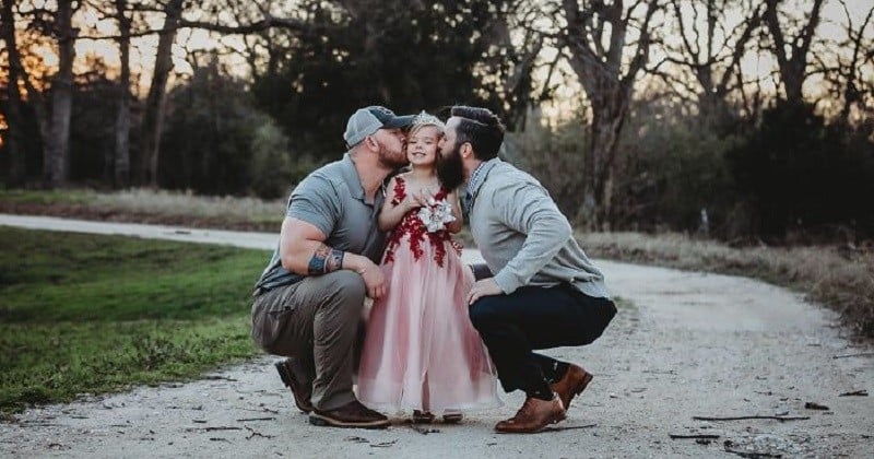 Ces deux papas ne sont pas en couple mais partagent leur amour pour leur fille dans cette séance photo