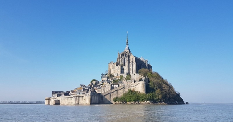 Les photos exceptionnelles du Mont-Saint-Michel redevenu une île grâce à la marée haute