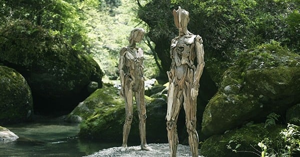 Des sculptures de bois à l'image et à taille humaines perdues en plein milieu de la forêt ? Découvrez le travail fascinant (et un peu perturbant) de cet artiste japonais de génie