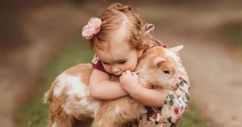 Les photos de ces enfants enlaçant des animaux sont tout simplement adorables