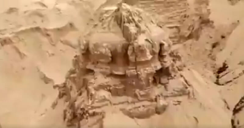 Pendant le confinement, des habitants en Inde ont découvert un temple vieux de 300 ans, enseveli sous le sable