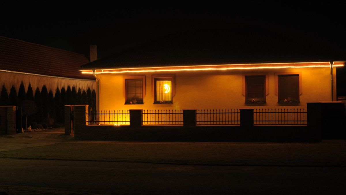 Une maison la nuit