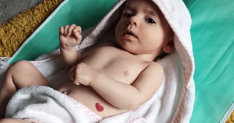 Né à quelques jours de la Saint-Valentin, ce bébé a une adorable tache de naissance en forme de coeur sur le ventre