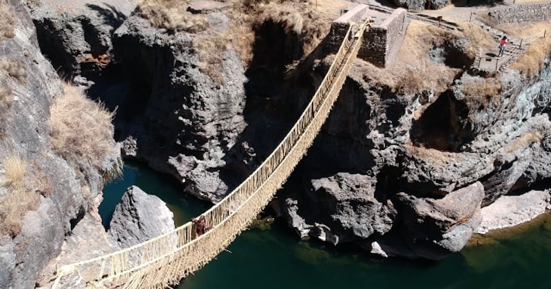 Depuis six siècles, le dernier pont suspendu inca en herbe séchée est une merveille du monde