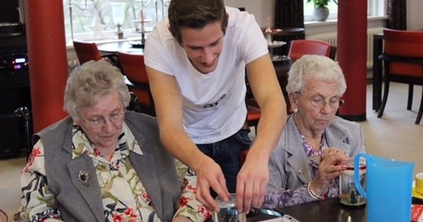 Un beau projet humain qui fait chaud au coeur : ces étudiants sont logés à moindre coût chez des personnes âgées en échange d'un peu de leur temps pour discuter avec elles