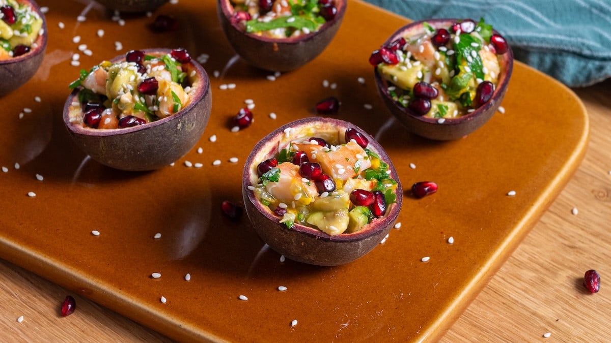 Fruits de la passion aux crevettes et avocat