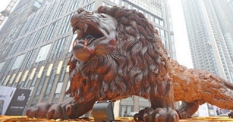 Il a fallu 3 ans à cet artiste pour sculpter ce lion à partir d'un seul tronc d'arbre !