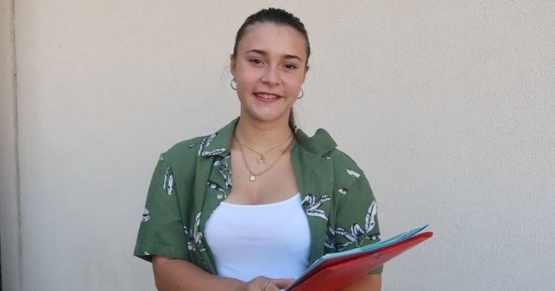 À seulement 14 ans, elle est la plus jeune bachelière de France, décrochant le diplôme avec mention et un 20/20 au grand oral