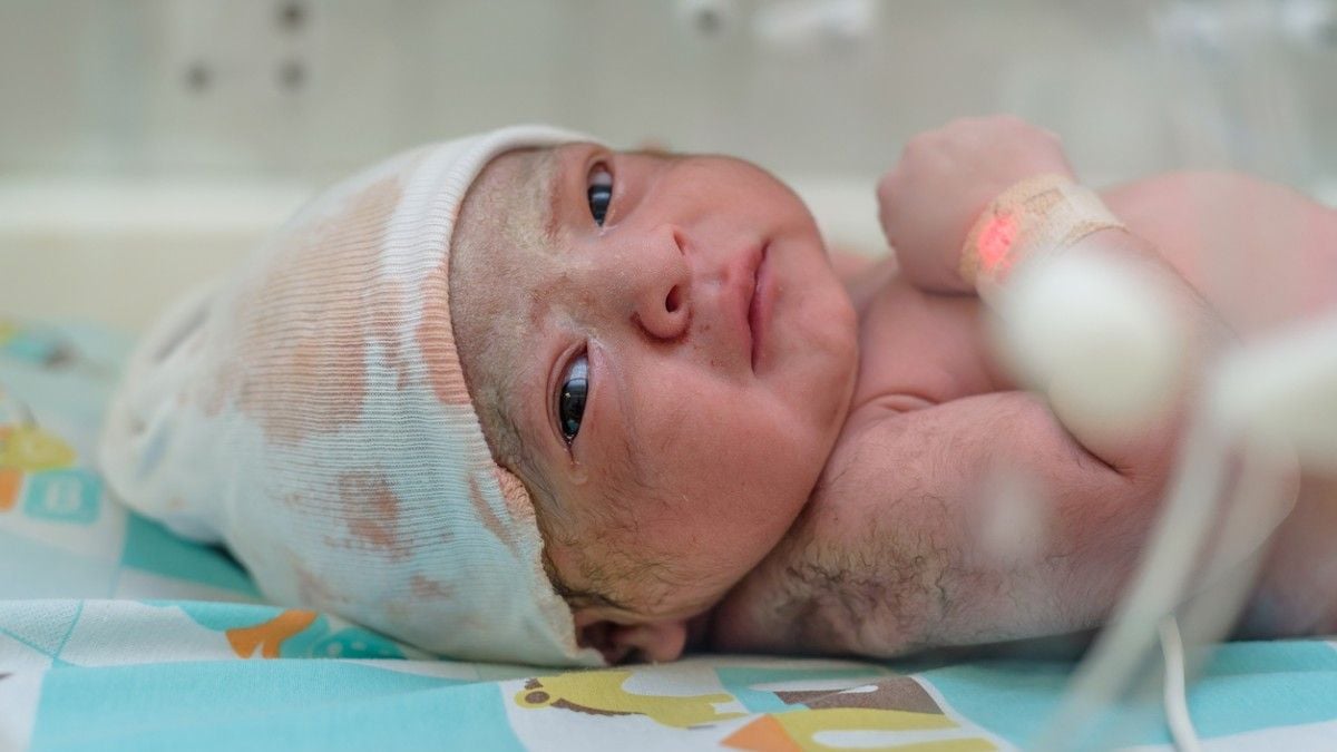Un enfant de 6 ans entre dans la maternité, attrape un bébé prématuré et le tue en le faisant tomber sur la tête