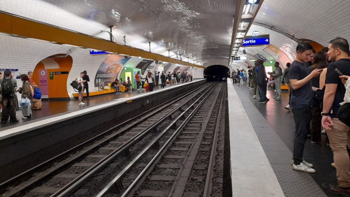 À Paris, deux hommes ont tenté de pousser des voyageurs sur les voies du métro et du RER