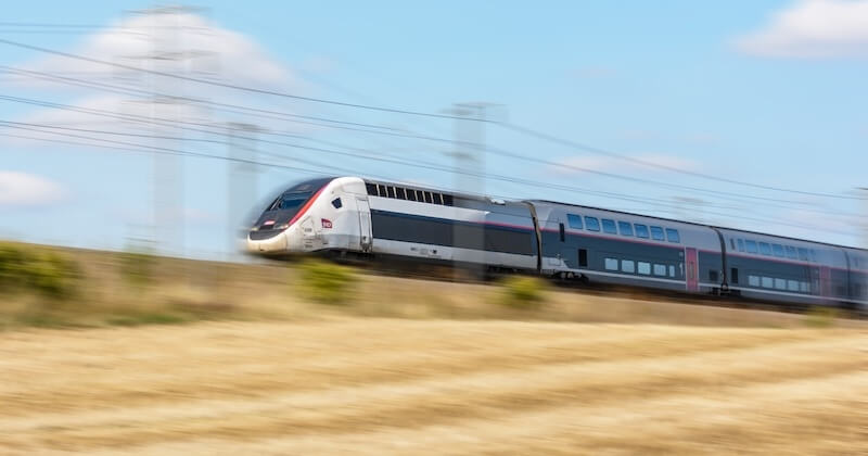 Un agent SNCF balance une annonce pleine d'humour et provoque l'hilarité des voyageurs, à bord d'un TGV 