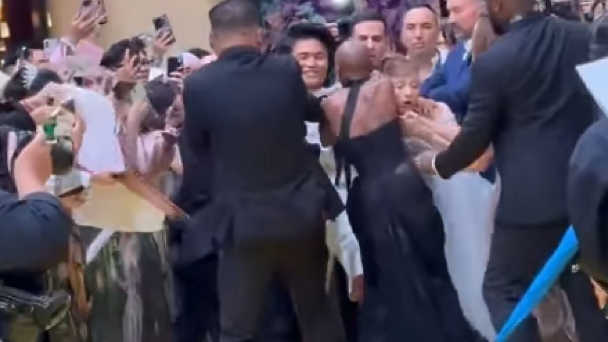 Ariana Grande agressée par un fan qui se jette sur elle alors qu'elle vient présenter son nouveau film