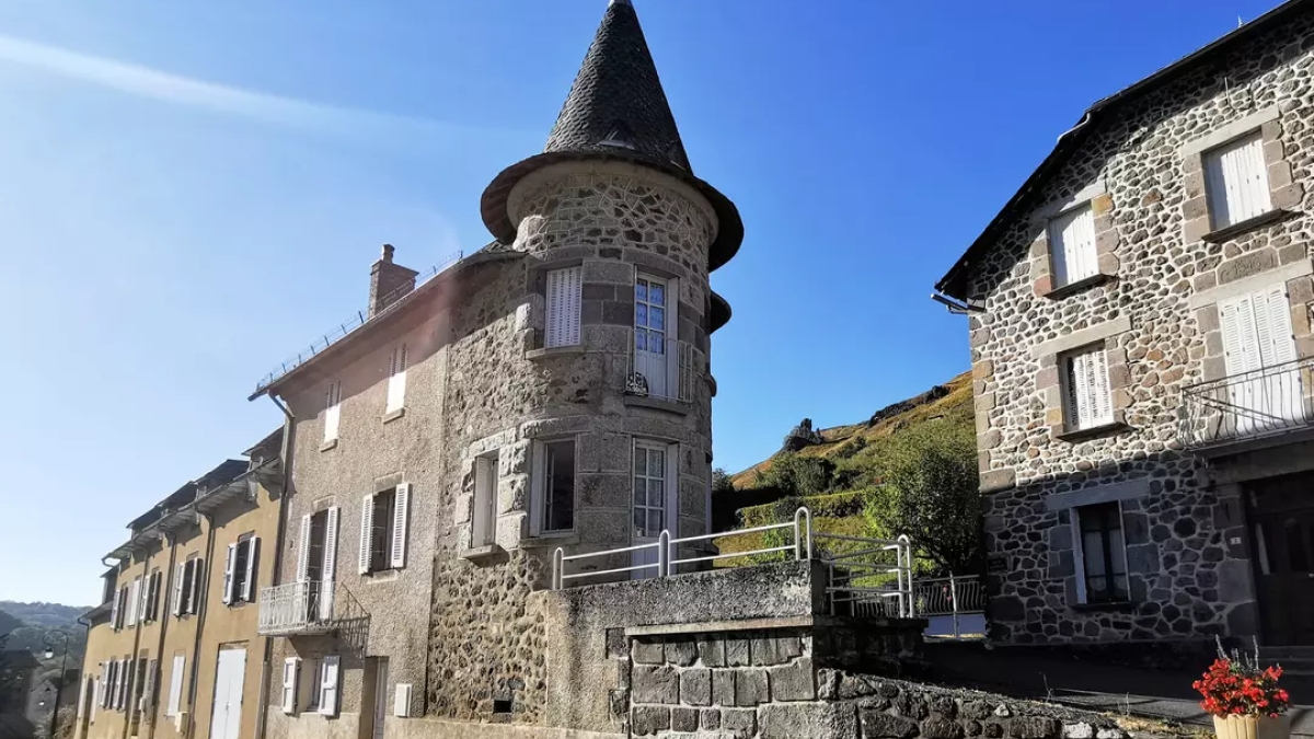 Cette maison de rêve au coeur des volcans d'Auvergne est en vente pour moins de 100 000 euros