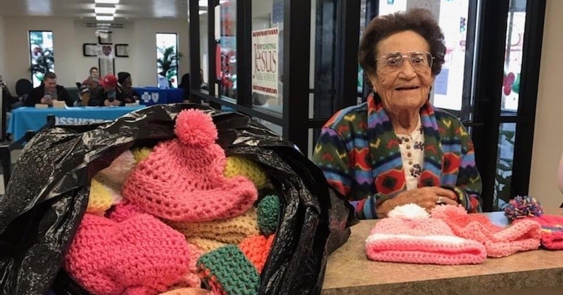 Malgré sa santé déclinante, cette femme de 94 ans continue de tricoter des bonnets pour les nécessiteux