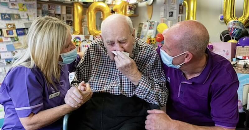 Seul pour son 101ème anniversaire, un résident de maison de retraite reçoit 5000 cartes de vœux grâce à la mobilisation des internautes 